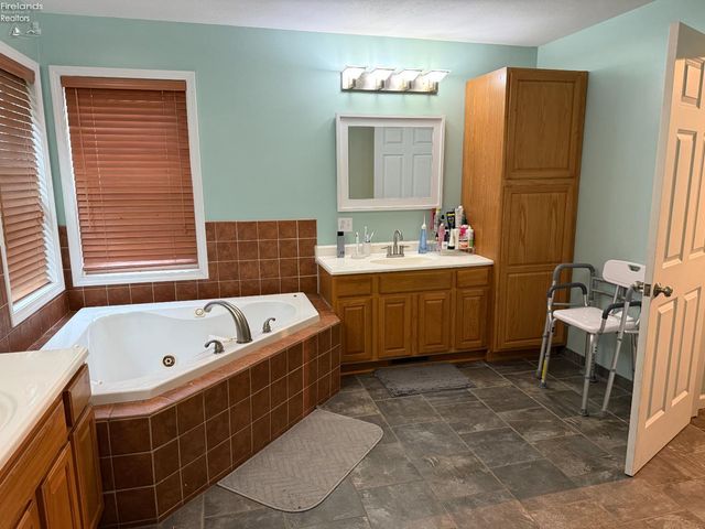 1485 Autumnwoods Drive, Fremont, OH 43420