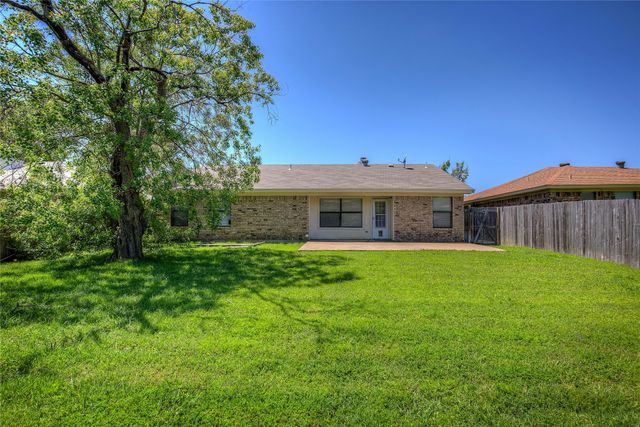 7724 Pebblebrook Drive, Watauga, TX 76148