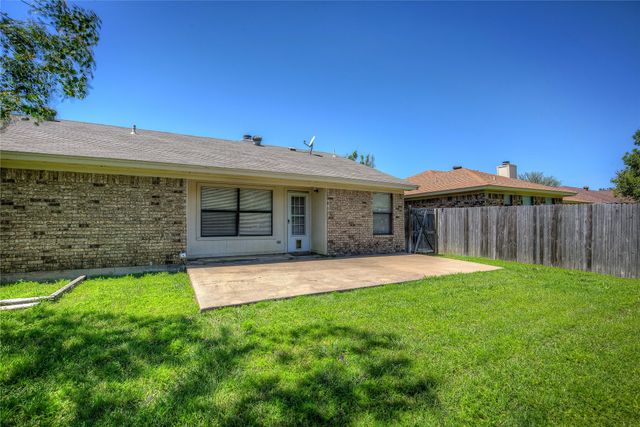 7724 Pebblebrook Drive, Watauga, TX 76148