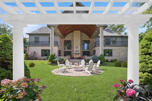 24 Bridlewood Road, Northbrook, IL 60062