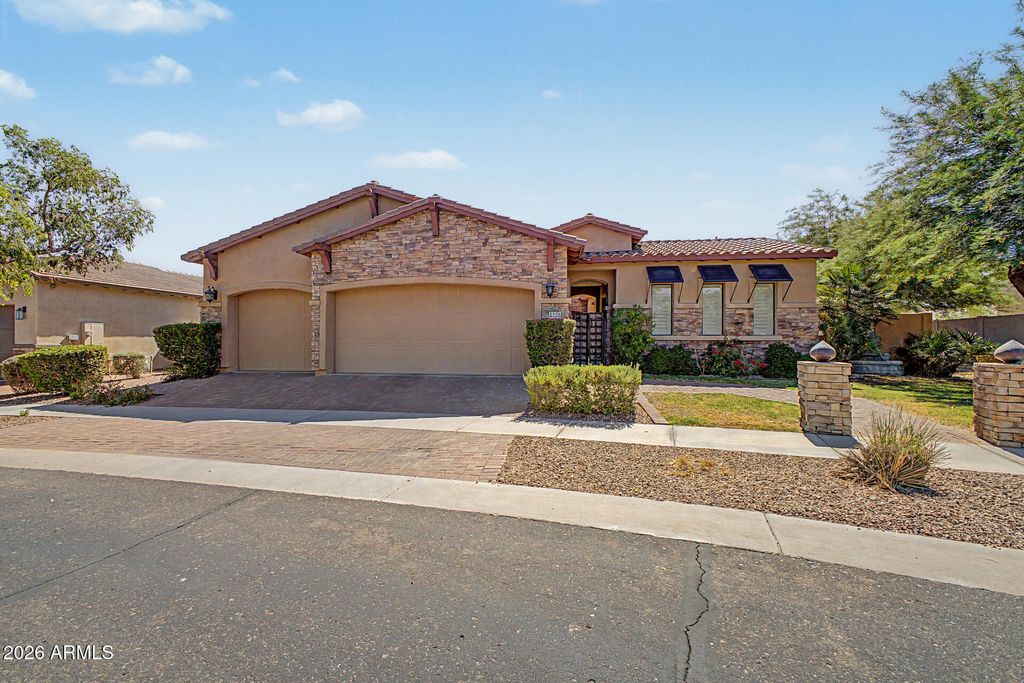 3238 E MOUNTAIN VILLAGE Circle, Phoenix, AZ 85042