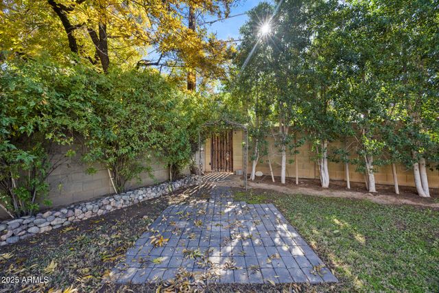 1825 E MEDLOCK Drive, Phoenix, AZ 85016