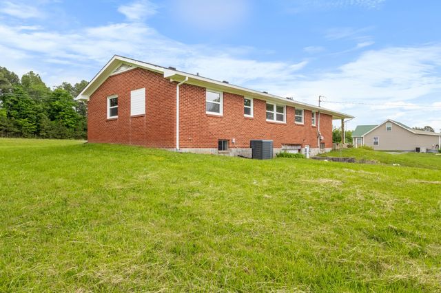 3070 Dover Rd, Woodlawn, TN 37191