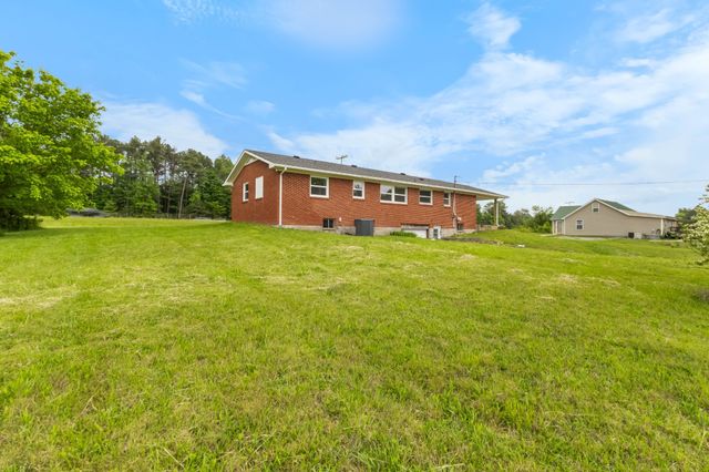 3070 Dover Rd, Woodlawn, TN 37191