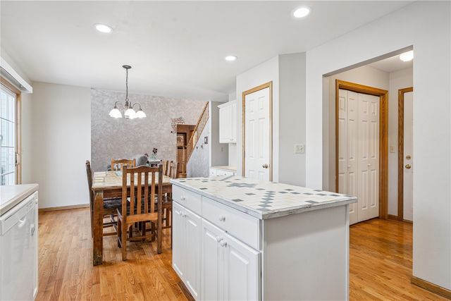 470 W 34th Court, Marion, IA 52302