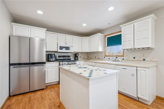 470 W 34th Court, Marion, IA 52302