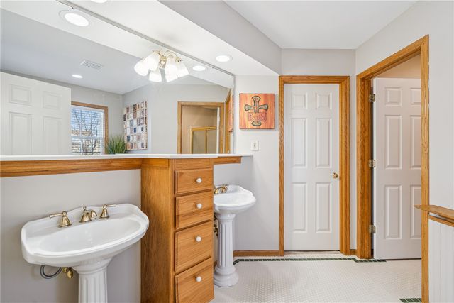 470 W 34th Court, Marion, IA 52302