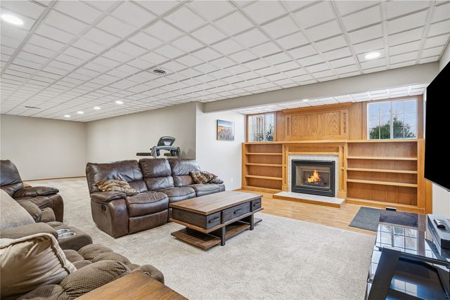 470 W 34th Court, Marion, IA 52302