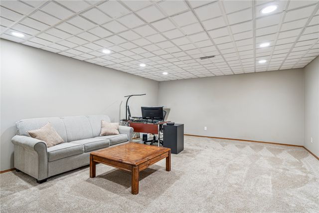 470 W 34th Court, Marion, IA 52302