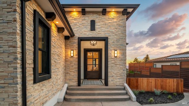 3783 Crown Hill Dr, Santa Rosa, CA 95404