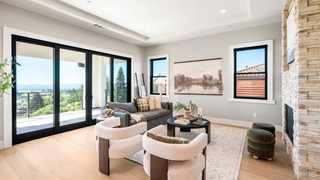 3783 Crown Hill Dr, Santa Rosa, CA 95404