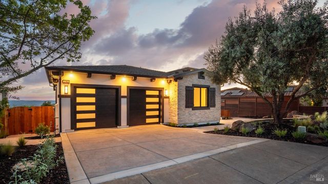 3783 Crown Hill Dr, Santa Rosa, CA 95404