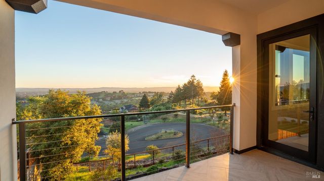 3783 Crown Hill Dr, Santa Rosa, CA 95404