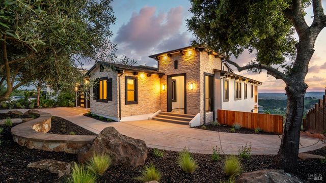 3783 Crown Hill Dr, Santa Rosa, CA 95404