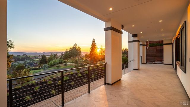 3783 Crown Hill Dr, Santa Rosa, CA 95404