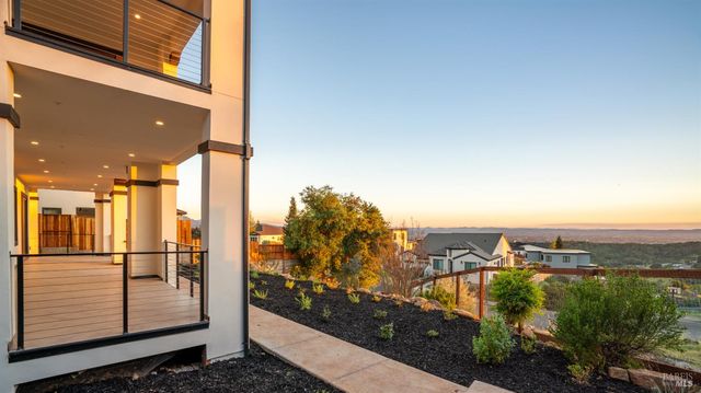 3783 Crown Hill Dr, Santa Rosa, CA 95404