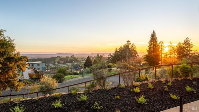 3783 Crown Hill Dr, Santa Rosa, CA 95404