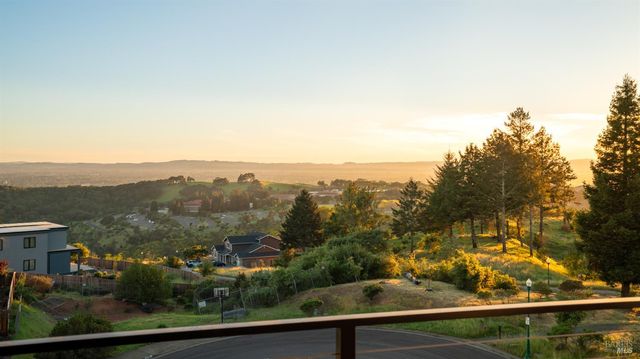 3783 Crown Hill Dr, Santa Rosa, CA 95404