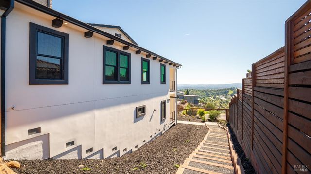 3783 Crown Hill Dr, Santa Rosa, CA 95404