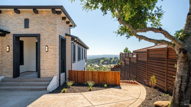 3783 Crown Hill Dr, Santa Rosa, CA 95404