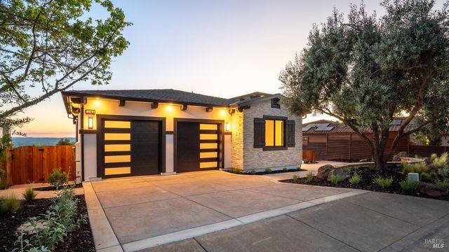 3783 Crown Hill Dr, Santa Rosa, CA 95404