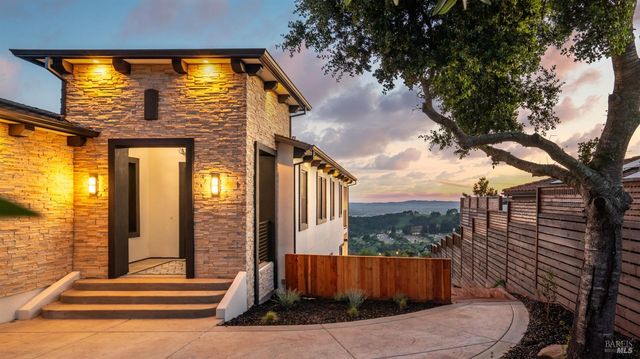 3783 Crown Hill Dr, Santa Rosa, CA 95404