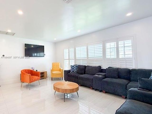 6466 NW 20th St, Margate, FL 33063