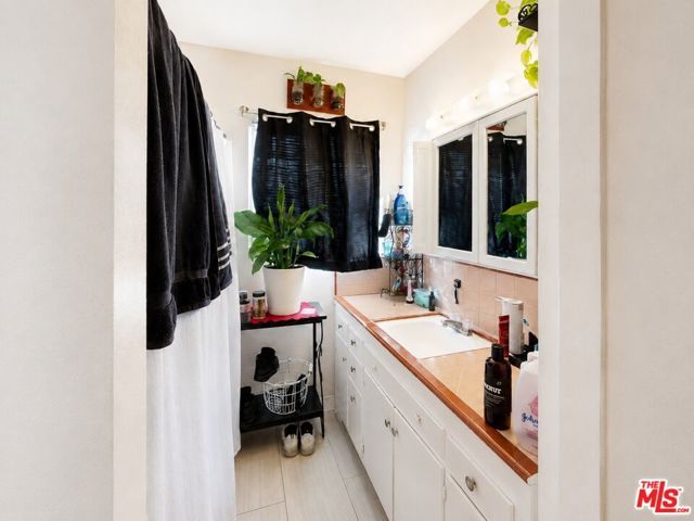 5642 Lexington Avenue, Los Angeles, CA 90038