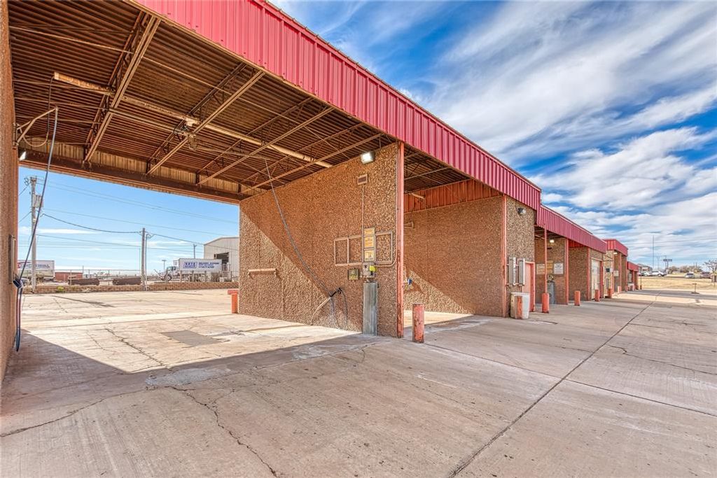 Image 1 of property listing at 120 Sooner Road, Elk City, OK 73644