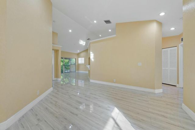 13 Via De Casas Sur 202, Boynton Beach, FL 33426