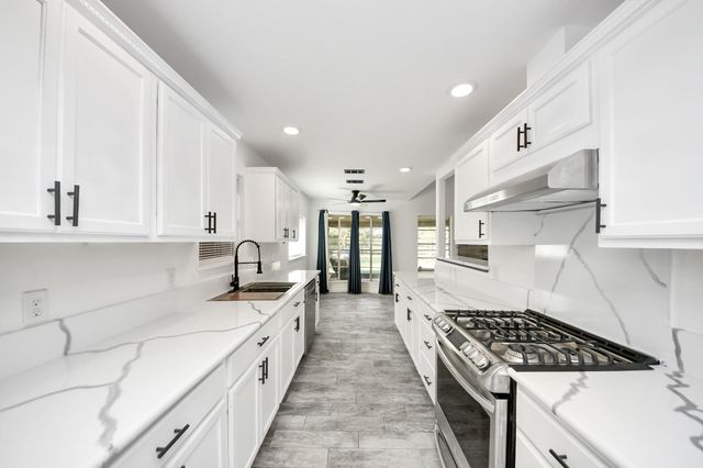 1910 Briarcreek Boulevard, Houston, TX 77073