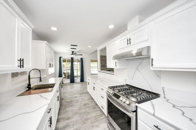 1910 Briarcreek Boulevard, Houston, TX 77073