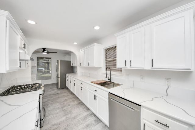 1910 Briarcreek Boulevard, Houston, TX 77073
