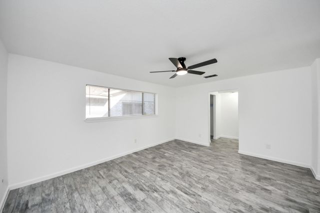 1910 Briarcreek Boulevard, Houston, TX 77073