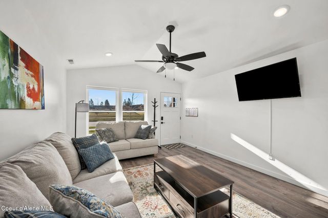 172 W Dustarr Ln, Ponderay, ID 83852