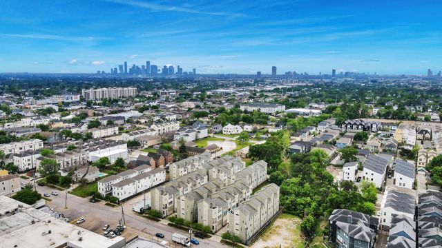 952 W 18th Street, Houston, TX 77008