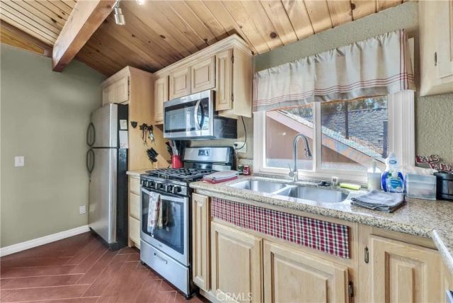 404 Leonard, Sugarloaf, CA 92386