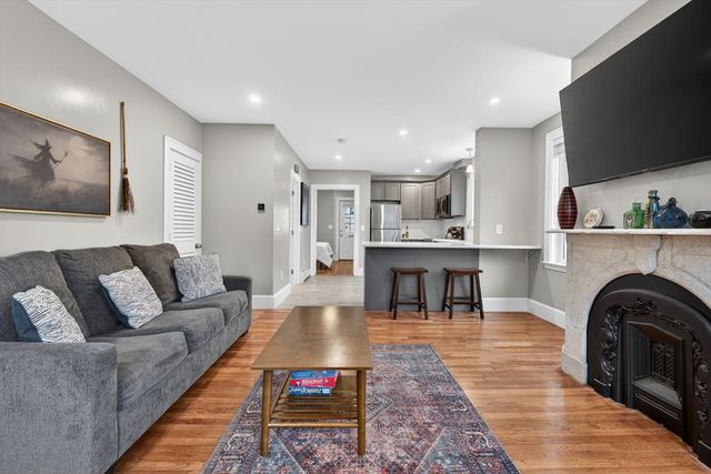 49 Essex St 1R, Salem, MA 01970