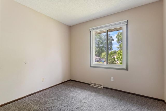 601 10th Avenue S, Hopkins, MN 55343