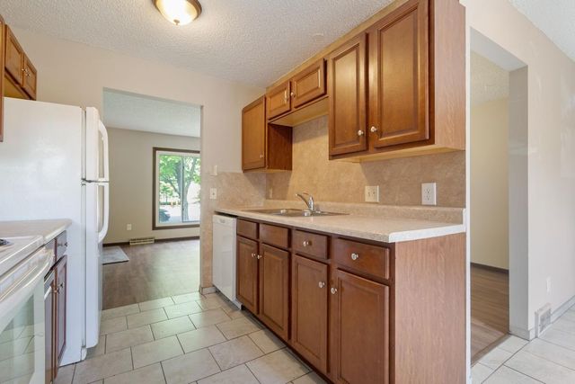 601 10th Avenue S, Hopkins, MN 55343