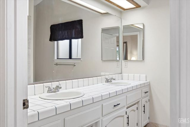 6925 Aztec Way, Bakersfield, CA 93308