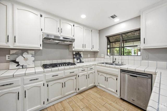 6925 Aztec Way, Bakersfield, CA 93308