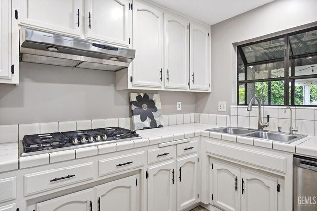 6925 Aztec Way, Bakersfield, CA 93308