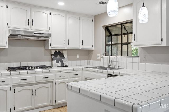 6925 Aztec Way, Bakersfield, CA 93308