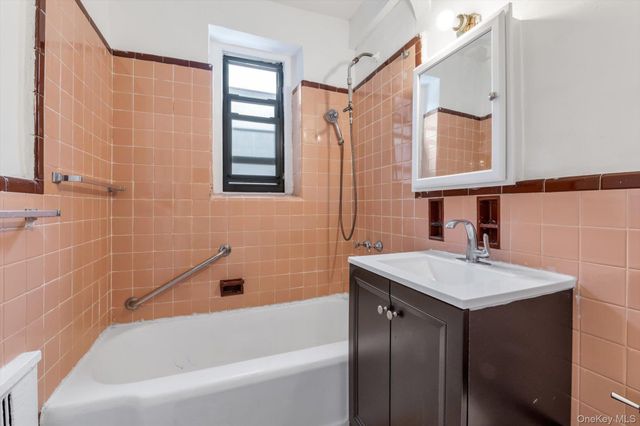 96-11 65 Road 305, Rego Park, NY 11374