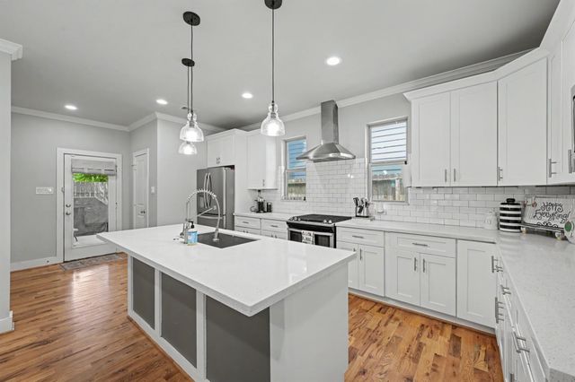 909 E 33rd Street, Houston, TX 77022