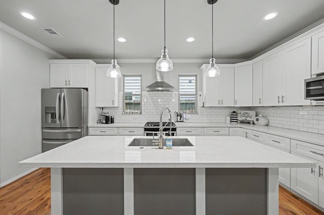 909 E 33rd Street, Houston, TX 77022