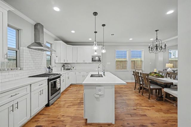 909 E 33rd Street, Houston, TX 77022