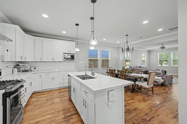 909 E 33rd Street, Houston, TX 77022
