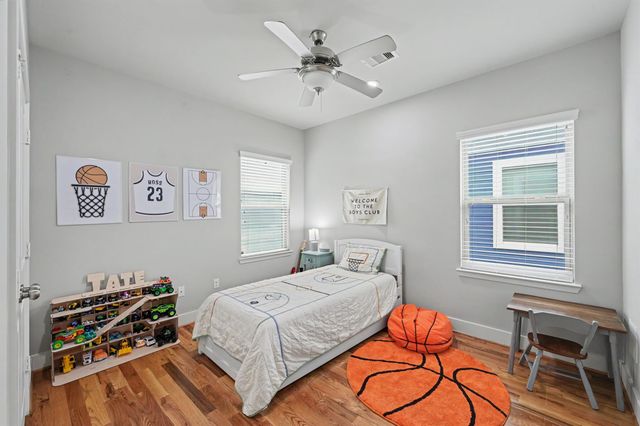 909 E 33rd Street, Houston, TX 77022
